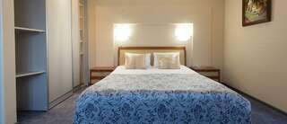 Гостиница Огни Енисея Красноярск Номер полулюкс семейный с 1 двуспальной кроватью-4