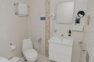 Гостиница Огни Енисея Красноярск Номер полулюкс с 1 двуспальной кроватью "Романтический"-5