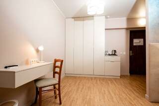 Гостиница Огни Енисея Красноярск Номер полулюкс с 1 двуспальной кроватью "Акварель"-4