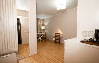 Гостиница Огни Енисея Красноярск Номер полулюкс с 1 двуспальной кроватью "Акварель"-5