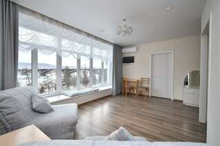 Гостиница Огни Енисея Красноярск Номер полулюкс с 1 двуспальной кроватью "Панорамный"-1