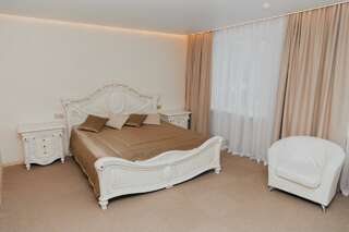 Гостиница Огни Енисея Красноярск Номер полулюкс с 1 двуспальной кроватью "Романтический"-1