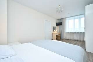 Гостиница Огни Енисея Красноярск Номер полулюкс с 1 двуспальной кроватью "Панорамный"-2