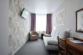 Гостиница Огни Енисея Красноярск 2-комнатный номер полулюкс с 1 двуспальной кроватью-9