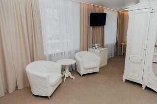 Гостиница Огни Енисея Красноярск Номер полулюкс с 1 двуспальной кроватью "Романтический"-3